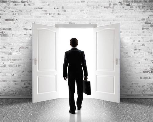 Foto van een man die een ruimte verlaat om de betekenins van afscheid te benadrukken